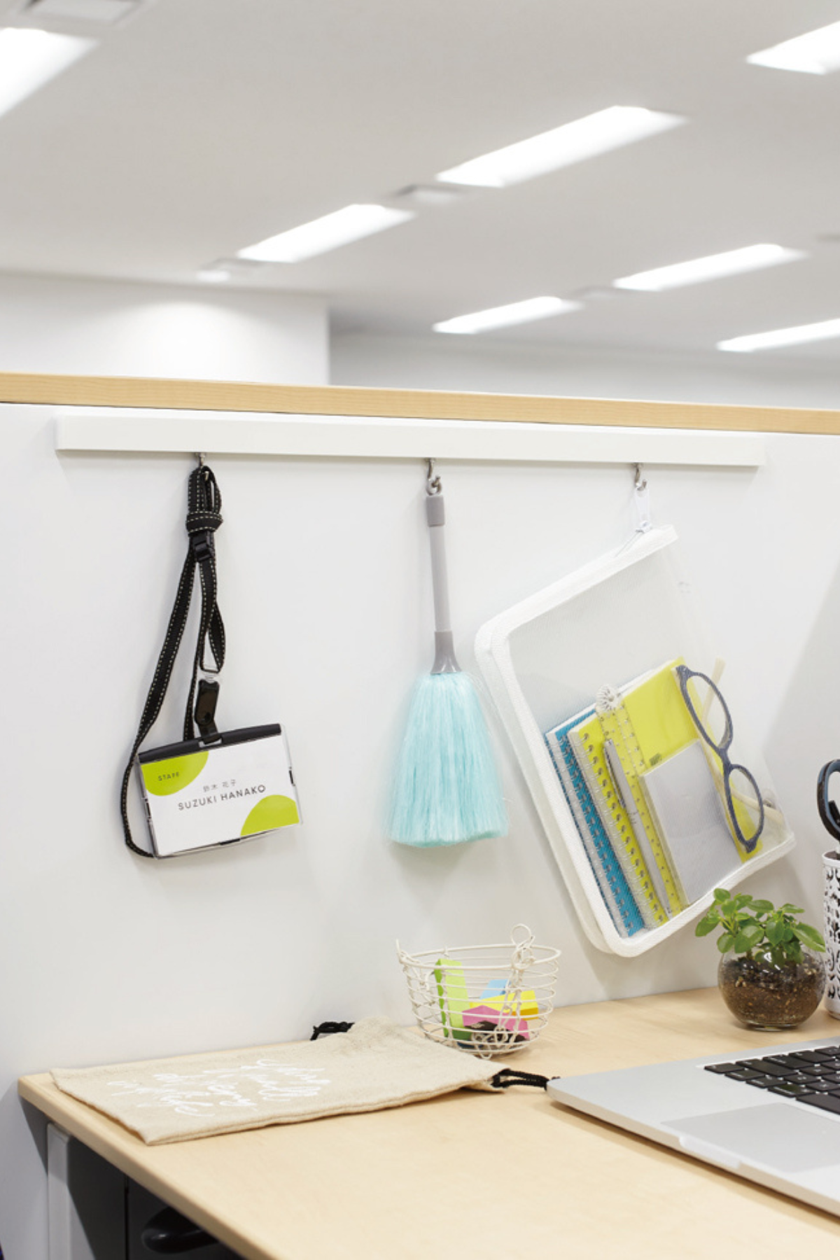 Picture Rail - meja kantor