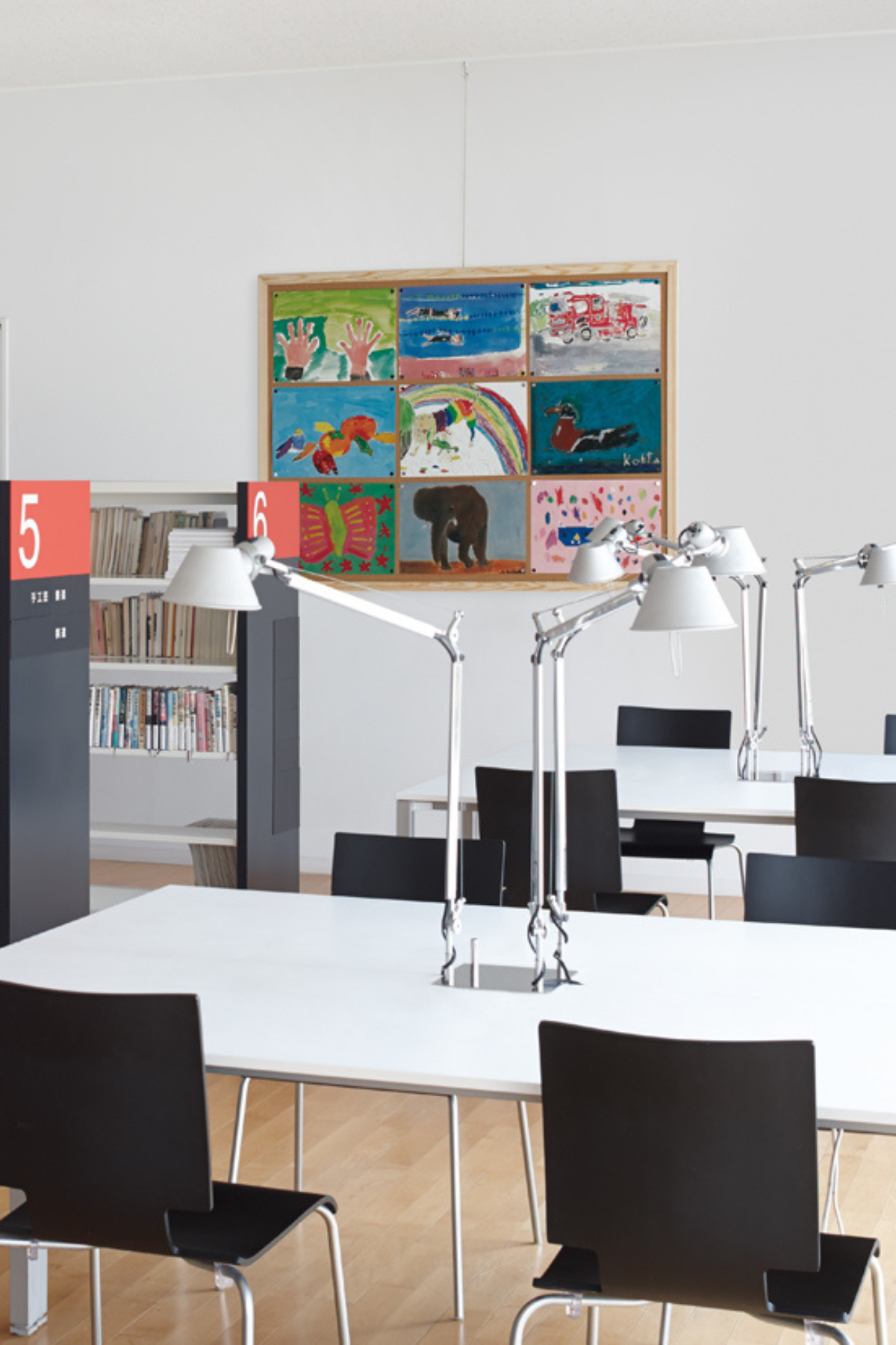 Picture Rail - bingkai di library